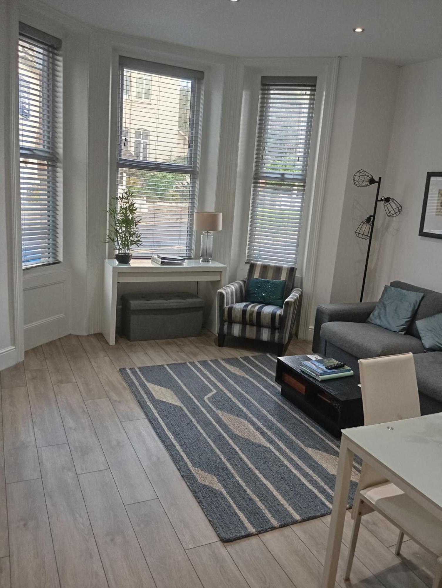 Stylish Apartment In Victorian Conversion Free Parking & Private Patio Close To Beach Town Centre & Bic 본머스 외부 사진