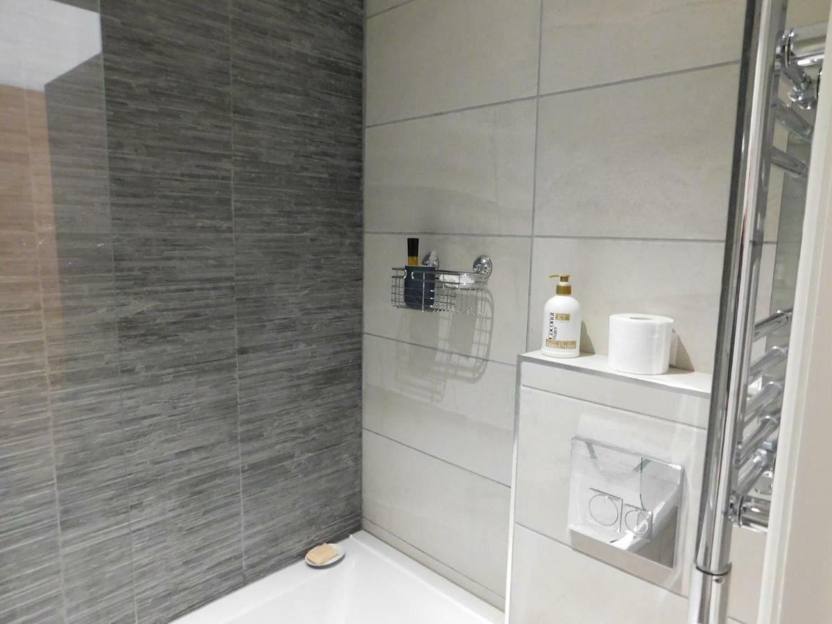 Stylish Apartment In Victorian Conversion Free Parking & Private Patio Close To Beach Town Centre & Bic 본머스 외부 사진